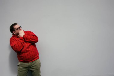 Komik şişman adam. Çalış ve çalış. Kırmızı kazak..