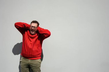 Komik şişman adam. Çalış ve çalış. Kırmızı kazak..