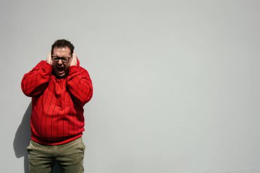 Komik şişman adam. Çalış ve çalış. Kırmızı kazak..