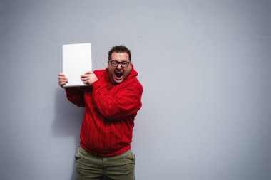 Komik şişman adam. Çalış ve çalış. Kırmızı kazak..