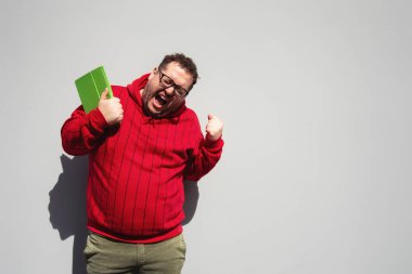 Komik şişman adam. Çalış ve çalış. Kırmızı kazak..