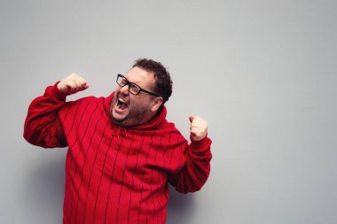 Komik şişman adam. Çalış ve çalış. Kırmızı kazak..