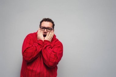 Komik şişman adam. Çalış ve çalış. Kırmızı kazak..