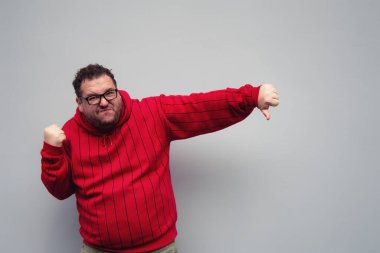 Komik şişman adam. Çalış ve çalış. Kırmızı kazak..