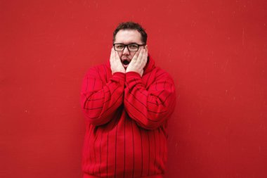 Komik şişman adam. Çalış ve çalış. Kırmızı kazak..