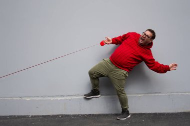 Komik şişman adam köpeği gezdiriyor..