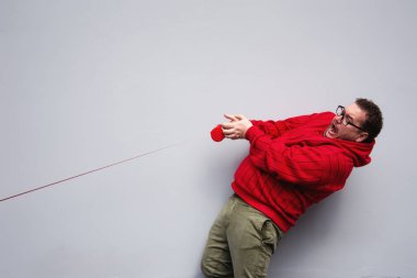 Komik şişman adam köpeği gezdiriyor..