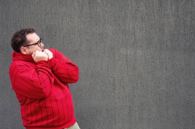 Komik şişman adam. Çalış ve çalış. Kırmızı kazak..