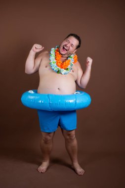 Tatil ve deniz tatili. Komik şişman adam..