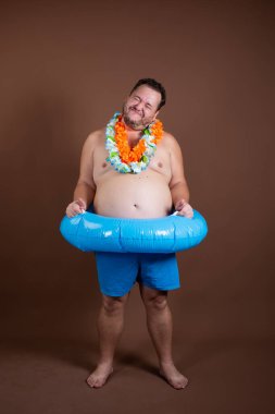 Tatil ve deniz tatili. Komik şişman adam..