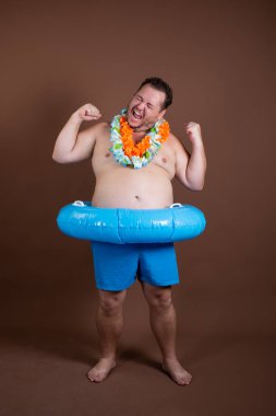 Tatil ve deniz tatili. Komik şişman adam..