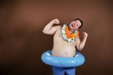 Tatil ve deniz tatili. Komik şişman adam..