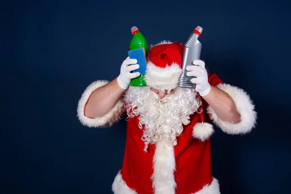 Święty Mikołaj Pracuje Jako Sprzątaczka — Zdjęcie stockowe