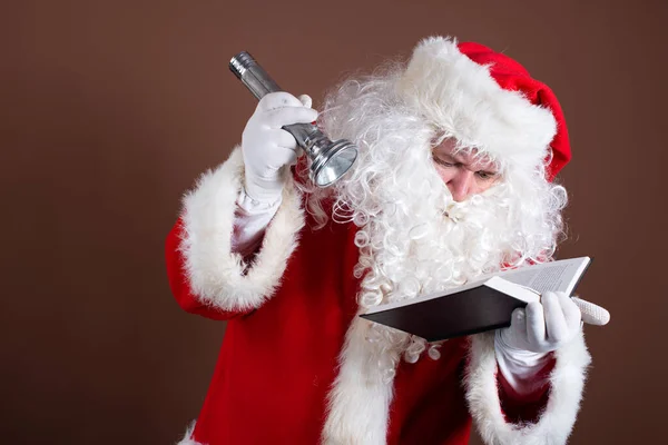 用手电筒侦察圣诞老人 — 图库照片