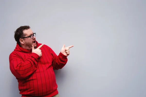 有趣的胖子 学习和工作 红汗衫 — 图库照片