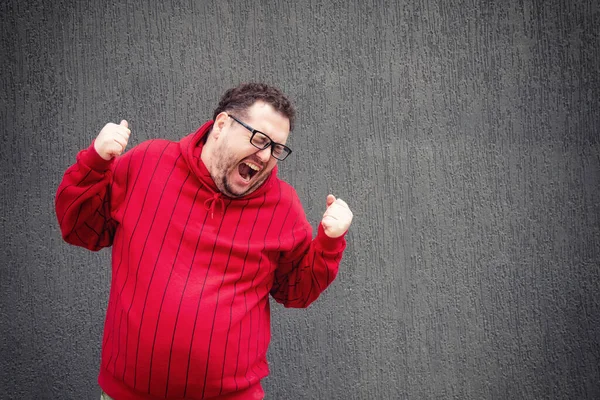 Komik şişman adam. Çalış ve çalış. Kırmızı kazak..