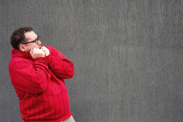 Komik şişman adam. Çalış ve çalış. Kırmızı kazak..