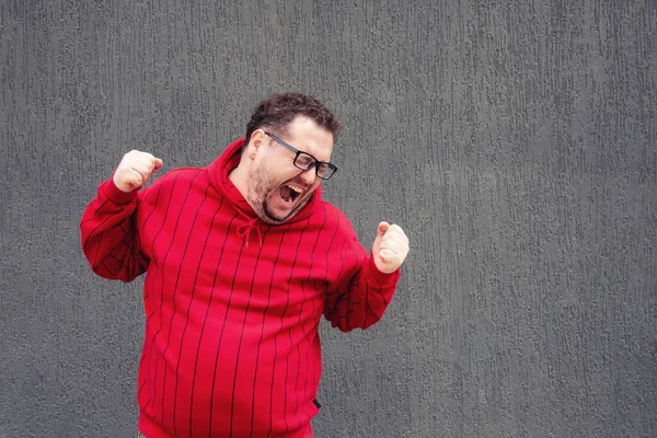 Komik şişman adam. Çalış ve çalış. Kırmızı kazak..