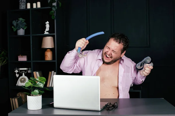 Hombre Gordo Divertido Soñando Con Unas Vacaciones Oficina — Foto de Stock