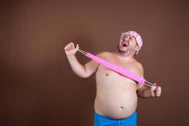 Komik şişman adam duşta yıkanıyor..