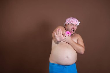 Komik şişman adam duşta yıkanıyor..