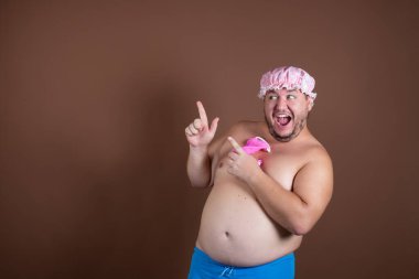 Komik şişman adam duşta yıkanıyor..