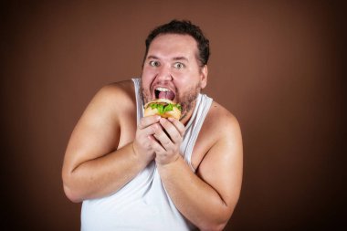 Diyet ve sağlıklı yaşam tarzı. Hamburgerli komik şişman adam..