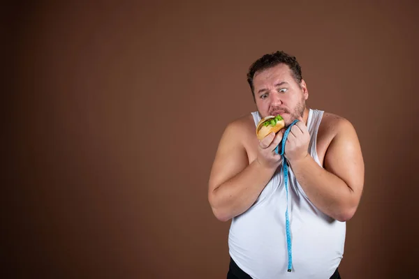 Dieta Estilo Vida Saludable Hombre Gordo Divertido Con Una Hamburguesa — Foto de Stock