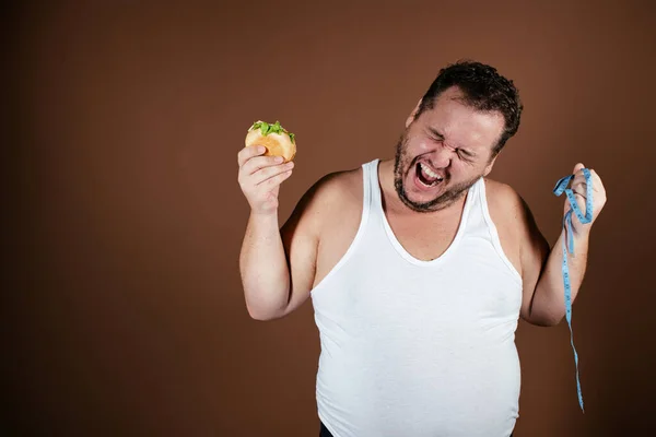 Étrend Egészséges Életmód Vicces Kövér Ember Hamburgerrel — Stock Fotó