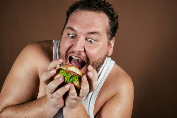 Dieta Estilo Vida Saludable Hombre Gordo Divertido Con Una Hamburguesa — Foto de Stock