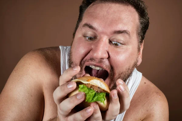 Étrend Egészséges Életmód Vicces Kövér Ember Hamburgerrel — Stock Fotó