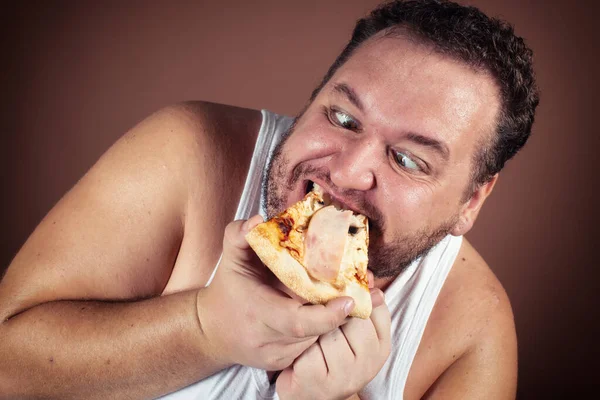 食事と健康的なライフスタイル 面白いです脂肪男とともにハンバーガー — ストック写真