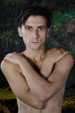 Eşcinsel bir yalnız adam.