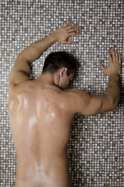 yakışıklı kaslı çocuk.