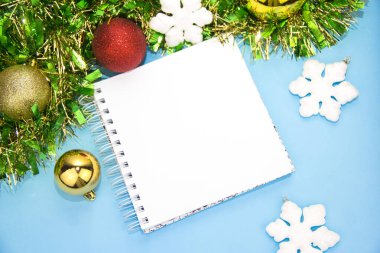 Notlar ve Noel süsleri için not defteri. Mavi cyan arka planda hediyelerle dolu kutular. Mutlu yıllar. Mesaj için yer var. Renkli bir kavram. Yeni yıl geçmişi. Noel zamanı. Xmas. Noel..