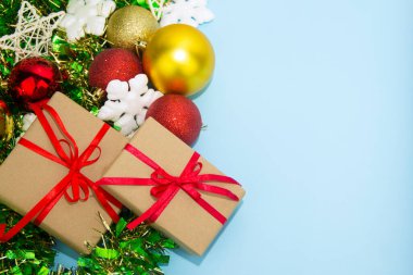 Kırmızı kurdeleli iki hediye. Noel süsleri. Kırmızı kurdeleli gerçek bir kutu..