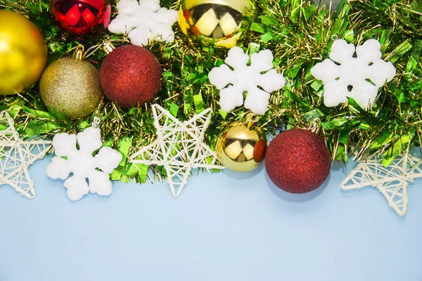 Regalo e decorazioni natalizie su sfondo blu. Accessori natalizi. Fondo di Natale, flatlay. — Foto Stock