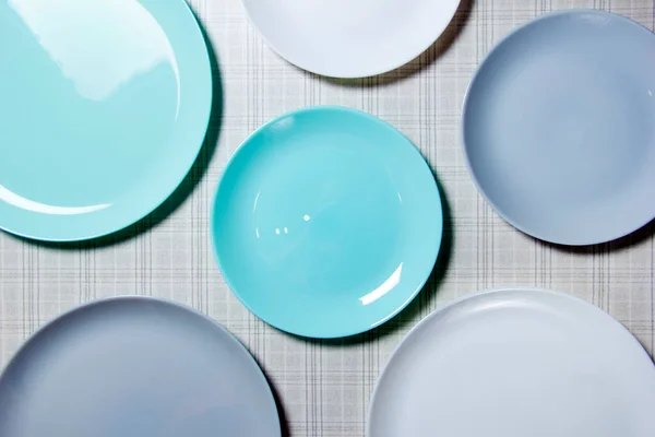 Μπλε πιάτα τραπεζιού από κοντά. Ιστορικό πινακίδων. Πολλά άδεια πιάτα με θέα. Εικόνα από σετ μαχαιροπήρουνα και πιάτα. — Φωτογραφία Αρχείου