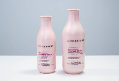 Rusya, Kemerovo 01.02.2021. Loreal Profesyonel Saç Kozmetiği. Pembe şişe, arka planda. Şampuan ve saç maskesi..