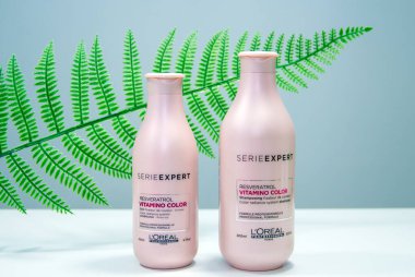 Rusya, Kemerovo 01.02.2021. Loreal Profesyonel Saç Kozmetiği. Pembe şişe, arka planda. Şampuan ve saç maskesi..