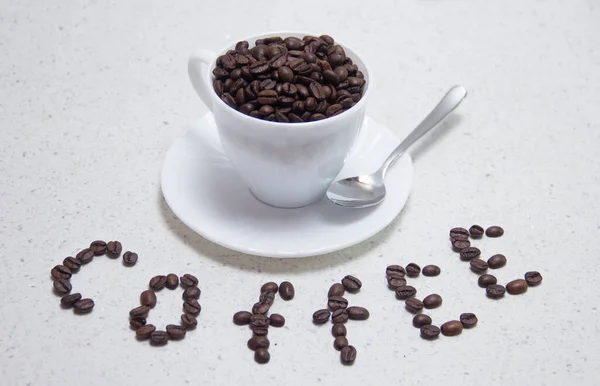 Die Inschrift Love Coffee Geschrieben Von Gerösteten Kaffeebohnen Auf Einem — Stockfoto