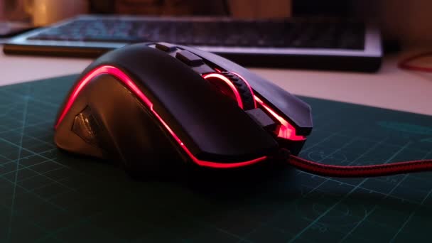 Mysz komputerowa z podświetleniem. Zamknij elektronikę Gamera. Obsługa słuchawek, mysz i podświetlana klawiatura na biurku. — Wideo stockowe