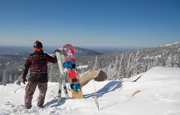 Egy Férfi Snowboardfelszerelésben Egy Hegy Tetején Fiatalember Áll Egy Snowboarddal — Stock Fotó