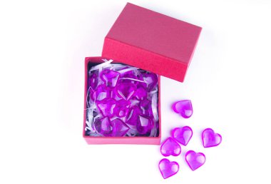 Beyaz kutu, fiyonk ve kurdele. Hediye kutusunda pembe kalp.