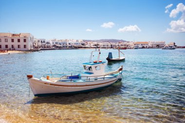 Mykonos, Yunanistan şehir ile tekne.