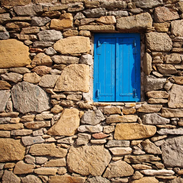 Modré okno v Mykonos, Řecko. — Stock fotografie