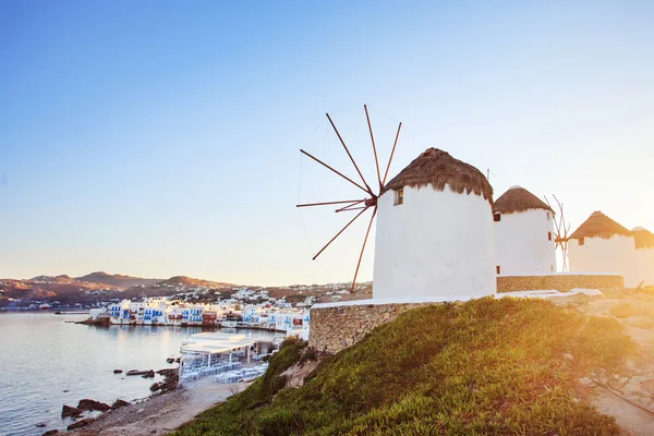 Väderkvarnar i mykonos — Stockfoto