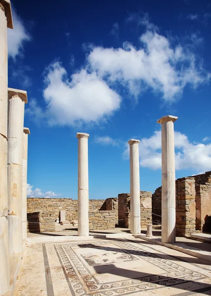 Antik sütunlar ve mozaik Delos, Yunanistan.