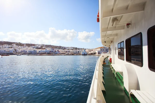 希腊渡轮与麦克诺斯岛视图 — 图库照片