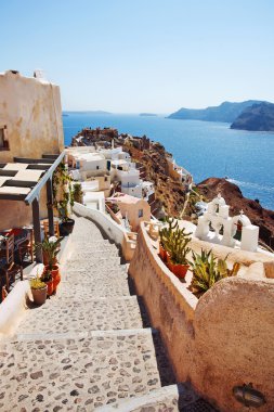 Caldera manzaralı yürüyüş yolu. Santorini, Yunanistan.
